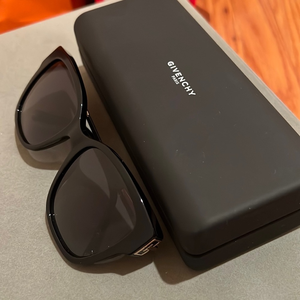 New!! Givenchy sunglasses!😎
